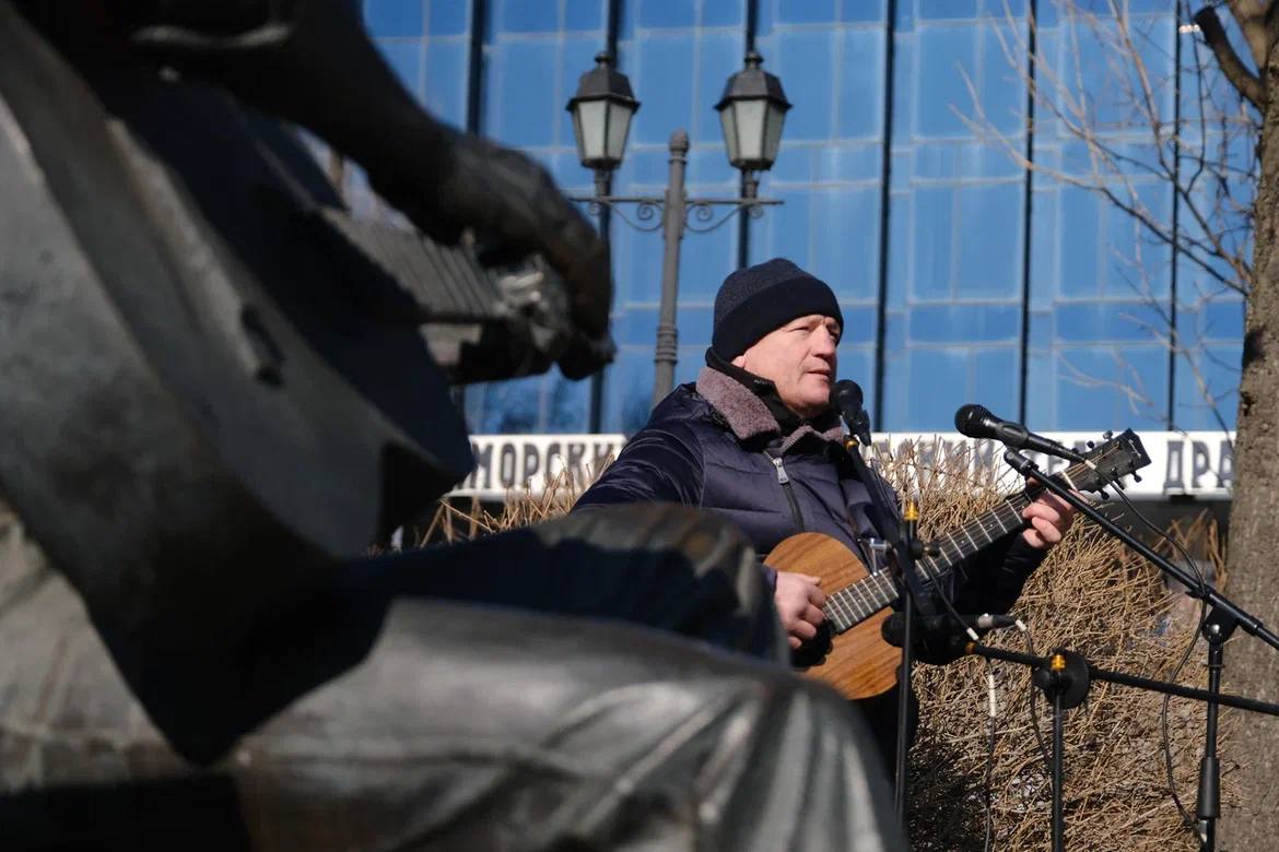 Сегодня в день рождения Владимира Высоцкого в Театральном сквере прошёл  музыкальный концерт.    У памятника знаменитому поэту, актеру и барду собрались ценители его творчества, которые исполнили известные музыкальные композиции, а  также прочитали  стихотворения Владимира Высоцкого.  #ВладимирВысоцкий