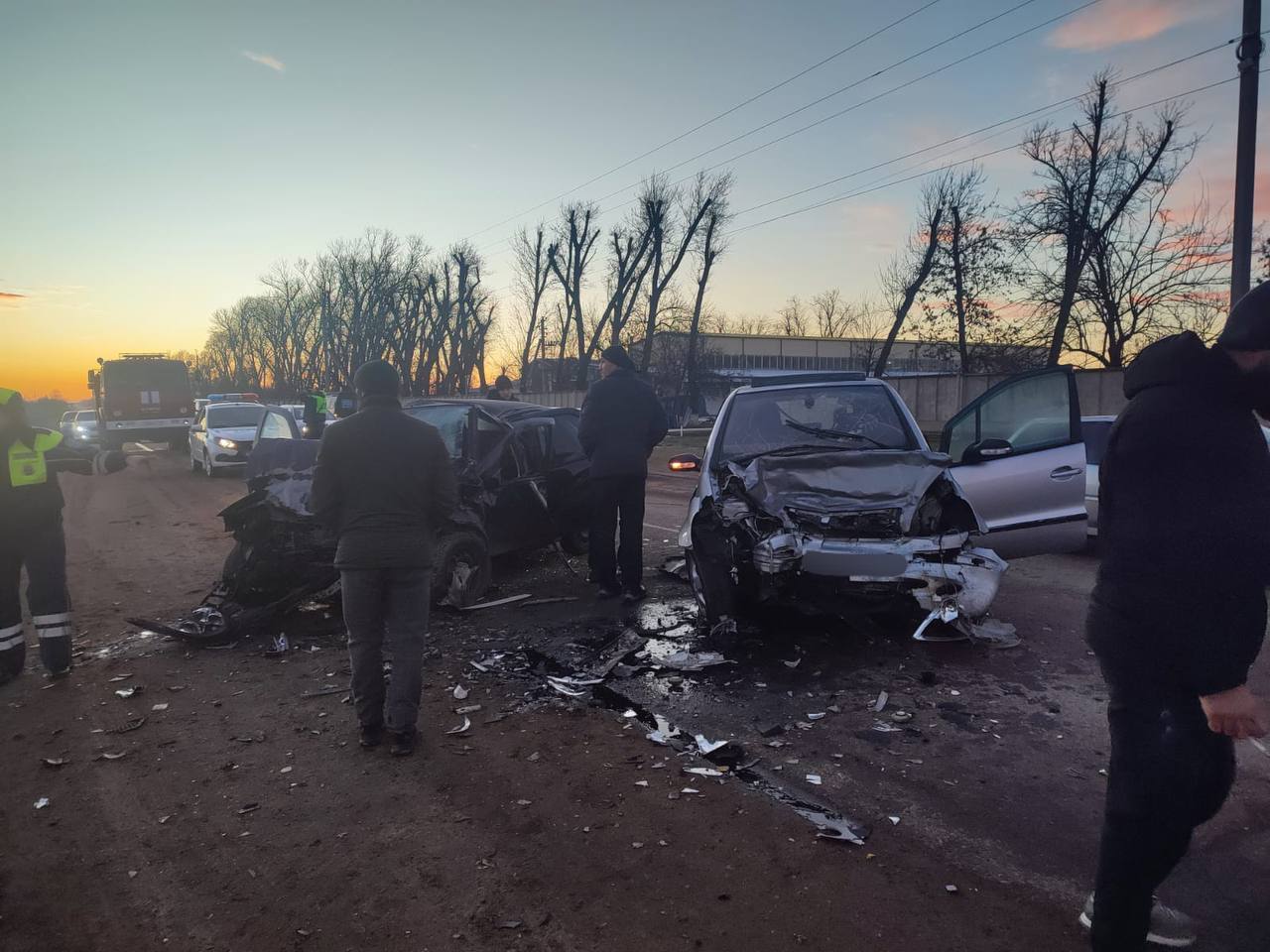 В Динской районе выезд на полосу встречного движения привел к ДТП со смертельным исходом  21 декабря около 06:00 на участке автодороги «ст.Нововеличковская – с.Долиновское» 56-летний водитель, управляя транспортным средством «Мерседес Бенц», двигался со стороны ст.Нововеличковской в с сторону ст.Новотитаровская, допустил выезд на полосу, предназначенную для встречного движения, в местах, где это разрешено и допустил лобовое столкновение с движущимся во встречном направлении транспортным средством «Фиат Албеа», под управлением под управлением 32-летнего водителя.   В результате ДТП водитель «Мерседес Бенц» скончался до приезда скорой помощи.   По данному факту ДТП проводится проверка.    Новороссийск ДТП