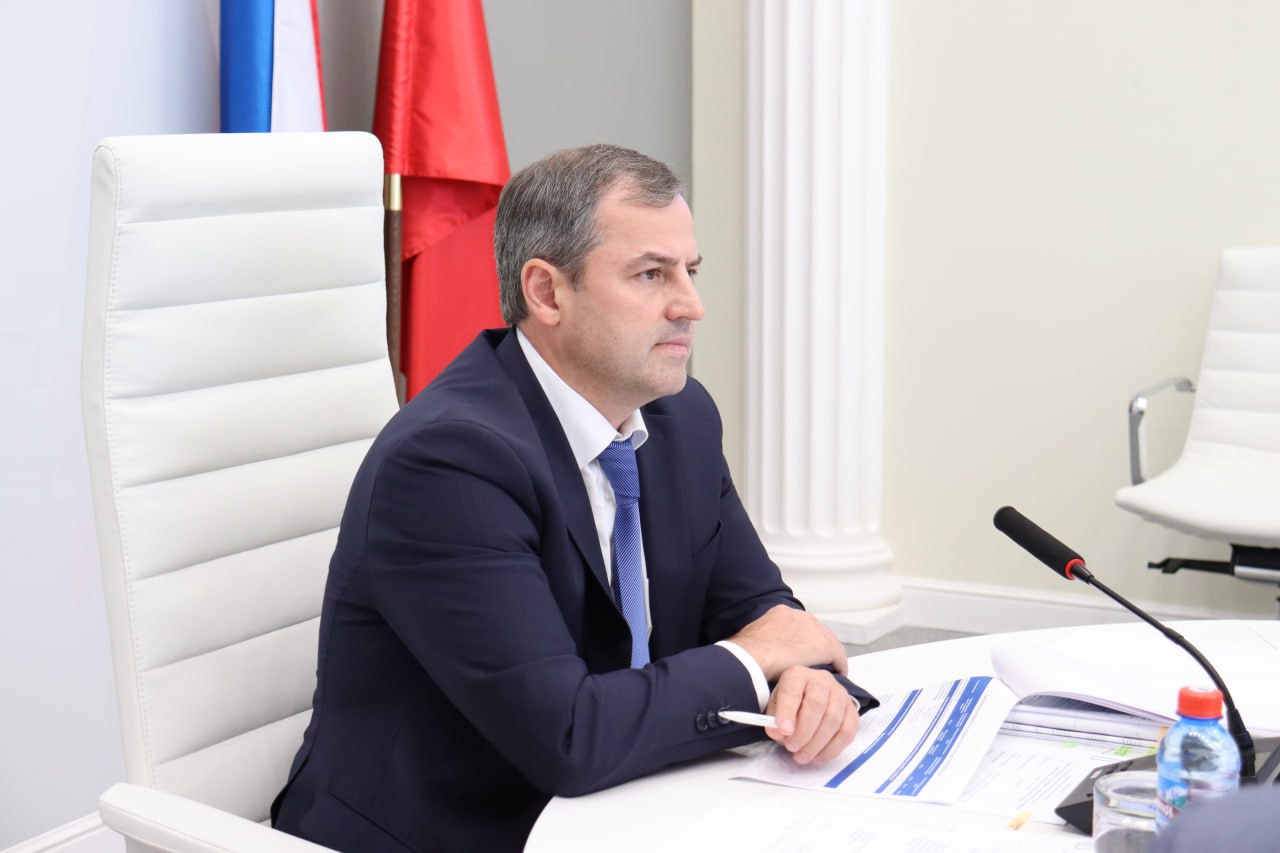 В крае стартовал новый этап бюджетного процесса  Началось рассмотрение государственных программ, которые станут основой краевого бюджета на 2026–2028 годы. Заседание краевой комиссии прошло под председательством вице-премьера Владимира Бахаря. В обсуждении приняли участие депутаты Законодательного Собрания и представители исполнительных органов.  ↪ Подготовка госпрограмм в этом году проходит с учётом обновлённых подходов:   синхронизация с новыми национальными целями    автоматизация планирования   внедрение новой системы управления с участием кураторов и программных комитетов  Вице-премьер Владимир Бахарь: Мы входим в активную стадию бюджетного процесса. В настоящее время создана необходимая правовая база, организовано тесное взаимодействие с членами регионального правительства, отраслевыми министерствами и депутатами профильных комитетов, чтобы бюджет на 2026-2028 годы был сформирован своевременно с учетом новых подходов.  До 30 сентября проекты госпрограмм будут утверждены  Правительством края.      #Бюджет2026 #КрасноярскийКрай