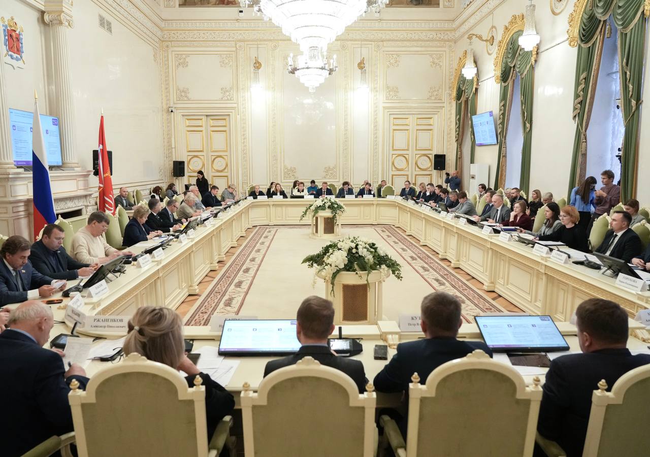 Корректировку Стратегии социально экономического развития Петербурга до 2035 года рассмотрели сегодня в рамках депутатских слушаний Документ был принят в декабре 2018 года и за шесть лет позволил городу достичь значимых результатов даже в условиях серьезных вызовов Так в 2024 году показатель населения находящегося за чертой бедности достиг минимума 3 5 на 13 8 увеличилась обеспеченность горожан жильем в два раза увеличились доходы городского бюджета темп роста туристских прибытий составил 124 И это только немногие из цифр Теперь Петербург подходит к очередному циклу стратегического планирования с отдельным акцентом на новые цели развития поставленные Президентом В центре корректировки Стратегии дальнейшее развитие Санкт Петербурга в духе мегаполиса 21 века социального комфортного умного и открытого города До 2035 года планируется выйти на коэффициент рождаемости 1 5 построить 20 многофункциональных спортобъектов отремонтировать 400 внутридворовых спортплощадок создать сеть серебряных центров для досуга и получения новых знаний Для развития комфортной городской среды поставлена цель ежегодно вводить в эксплуатацию жилую и нежилую недвижимость на уровне 4 млн кв м построить 16 новых станций метро реализовать крупные проекты город спутник Южный в Пушкинском районе и Лахта центр 2 и 3 открыть Суперколледж на 3 тысячи мест Также среди планов создание 2 технологических долин 30 детских технопарков увеличение среднемесячной зарплаты до 267 тысяч рублей Абсолютно все направления представленные в обновленном документе с акцентом на главное реальное улучшение качества и уровня жизни петербуржцев Нет сомнений что Петербург обязательно достигнет обозначенной планки станет еще лучше для жителей и гостей нашего города