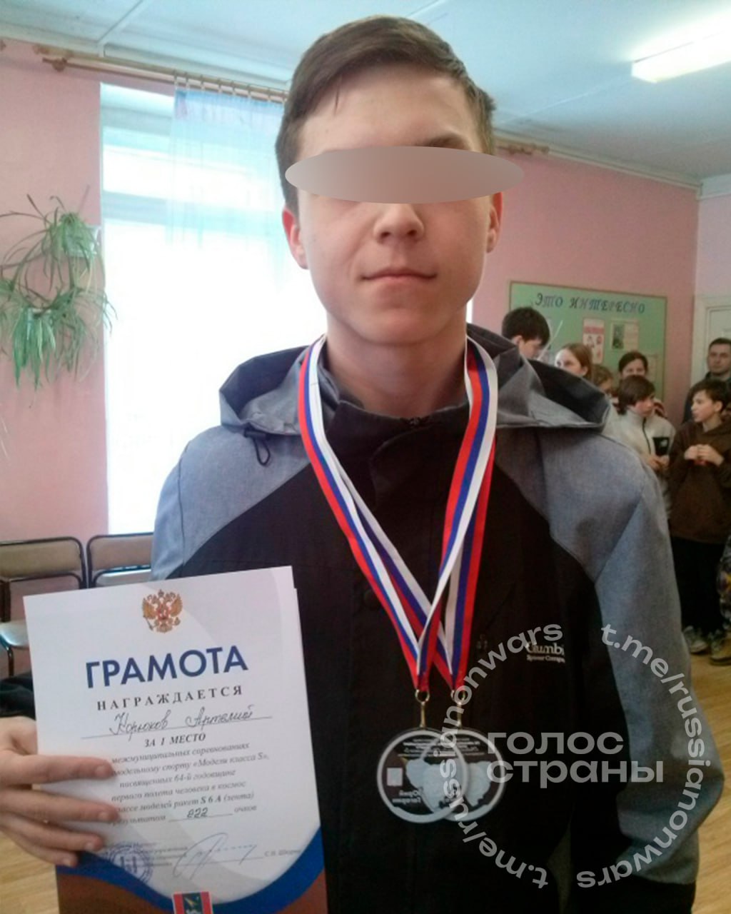 Отчисленный студент который напал на учителей в архангельском техникуме увлекался моделированием и был победителем нескольких конкурсов Бывший студент Артемий К конструировал различные модели самолетов и занимал призовые места на различных конкурсах В апреле этого года он стал победителем кубка города по авиамодельному спорту посвященному 64 й годовщине первого полета человека в космос По данным Readovkа на странице парня был пост с изображением которое отсылает к убийству директора UnitedHealthcare Брайана Томпсона в США Кроме того он всю ночь выпивал а на утро ринулся в техникум где в результате нападения пострадали три человека два преподавателя и ученик По данным следствия причиной нападения могло стать отчисление из учебного заведения   Подписывайся на Голос страны