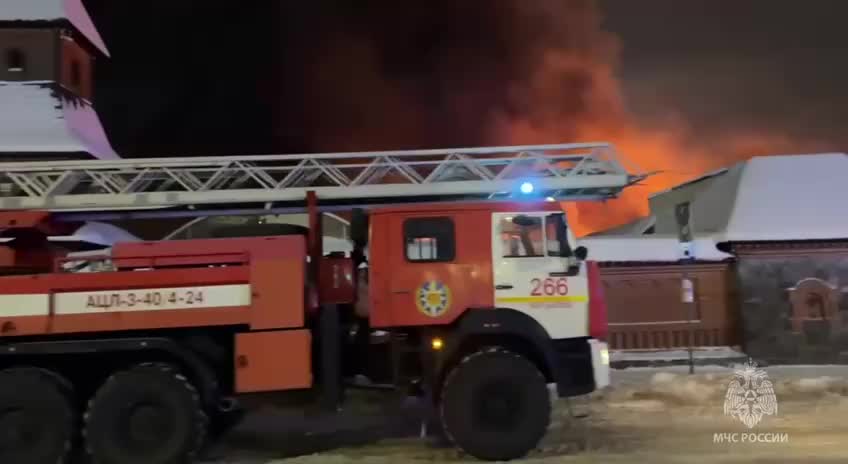 Пожар на рынке Щедруха в Сергиевом Посаде охватил 3000 квадратных метров