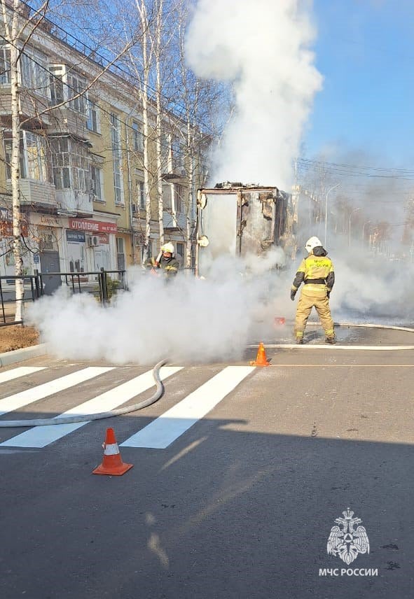 Хабаровские пожарные МЧС России оперативно ликвидировали возгорание в автомобиле дорожных служб  Сегодня в  12:42 потупил вызов, что на перекрёстке на ул. Энтузиастов произошло возгорание грузовика. К месту были направлены два отделения от 3 и 99  пожарно-спасательных частей краевого центра.   Как рассказал водитель и очевидцы, при проведении работ по нанесению дорожной разметки огонь возник в кузове машины, где находились лакокрасочные изделия. В 12:52 пожар локализован, а в 13:30 полностью ликвидирован. Его площадь составила 10 квадратных метров. При происшествии пострадал водитель, с ожогами конечностей он госпитализирован.  #пожарные