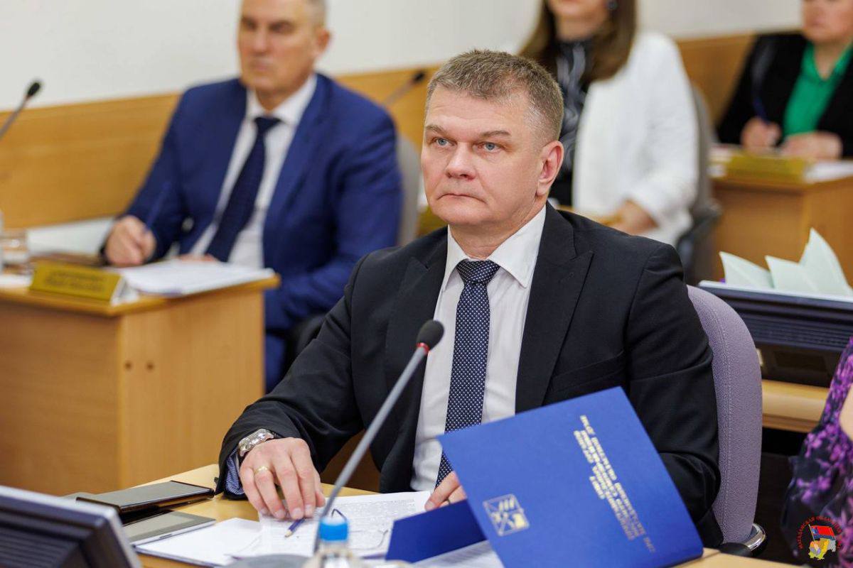 Сергей Смирнов провёл личный приём граждан Жители обратились с рядом вопросов касающихся коммунального обслуживания и благоустройства Один из них благоустройство территории детского сада присмотра и оздоровления 7 Он располагается на улице Кольцевая Жители попросили рассмотреть возможность обновления асфальтового покрытия на территории учреждения Сергей Смирнов взял вопрос под личный контроль для поиска решения Второе обращение касалось отсутствия горячей воды в полотенцесушителе по всему стояку в многоквартирном доме по улице Портовой Сергей Смирнов оперативно связался с управляющей компанией и департаментом жилищно коммунального хозяйства и коммунальной инфраструктуры мэрии Магадана По указанному адресу выехал сантехник и проблема была решена в кратчайшие сроки Приёмы граждан важная часть работы депутатов Единой России в рамках народнойпрограммы Партии Они позволяют оперативно реагировать на обращения жителей решать конкретные проблемы и способствуют укреплению доверия между гражданами и представителями власти В Магадане подобные встречи проходят на постоянной основе как в общественных так и в депутатских приёмных Все обращения поступающие во время приёмов берутся на контроль до полного решения Напомним ранее Сергей Смирнов провел рабочую встречу с мэром города Ларисой Поликановой и первым заместителем мэра Людмилой Исаковой Обсудили форматы взаимодействия между мэрией и депутатами городской Думы как на долгосрочную так и на ближайшую перспективу Будет больше информирования депутатов о деятельности служб муниципалитета и больше диалога с руководителями отметил Сергей Смирнов