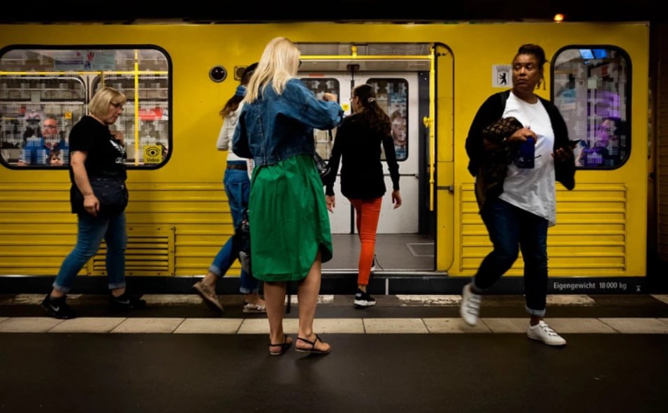 Министр здравоохранения Германии Нина Варкен поддержала высказывание канцлера Фридриха Мерца о миграции и заявила что в стране есть запретные зоны для женщин в которых они не чувствуют себя в безопасности Об этом она рассказала в интервью изданию Table Briefings Да они запретные зоны есть Многие женщины рассказывают мне что они избегают мест они избегают поездок на поезде По ее словам немецкие женщины как молодые так и пожилые чувствуют себя небезопасно в общественных местах Она добавила что некоторые немки носят с собой перцовые баллончики Кроме того Варкен поддержала высказывание Мерца о связи проблемного городского пейзажа с миграцией Министр объяснила существование небезопасных мест для женщин ростом числа иностранцев в стране Фото Salmoirago Shutterstock Следить за новостями РБК в Telegram