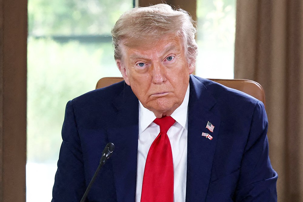 Трамп всё ещё надеется на сделку. Журналисты спросили президента США, почему он до сих пор не ввел новые санкции против России? "Я жду, когда будет подписана сделка Киевом и Москвой ", - ответил американский лидер. "Если я смогу остановить украинский конфликт, то буду очень счастлив", - добавил политик. Также он отметил, что санкции против какой-либо страны стоят США огромных денег. "Речь идет о миллиардах долларов", - подчеркнул хозяин Белого дома, умеющий считать деньги.