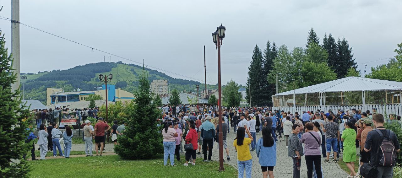 Жители Алтая подали заявку на второй митинг о муниципальной реформе Председатель общественного движения «Курултай алтайского народа» Василий Кудирмеков подал в мэрию Горно-Алтайска заявку на митинг по поводу ликвидации двухуровневой модели местного самоуправления в Республике Алтай. Планируется «обсудить и дать оценку действиям исполнительной и законодательной властей по изменению существующей системы». Акция заявлена на 20 июля на 1983 человека. Парламент Алтая, подконтрольный «Единой России», принял законопроект об упразднении сельсоветов 24 июня. Против реформы голосовал, в том числе ряд единороссов. Жители ранее провели несколько акций протеста, включая крупный митинг в Горно-Алтайске. Также против выступили народные сходы в поселениях и сессии сельсоветов. Федеральные власти приняли закон, позволяющий ликвидировать двухуровневую систему местного самоуправления. Решение формально оставили на усмотрение региональных властей. На Алтае правительственный законопроект предполагает ликвидацию сельсоветов и объединение их в муниципальные округа в пределах территорий нынешних районов. В то же время документ сохраняет возможность прямых выборов глав муниципальных округов, в отличие от других регионов Сибири, где принимают аналогичную реформу. Но выборы мэра Горно-Алтайска будут отменены. Сейчас его назначают депутаты горсовета из числа кандидатов, согласованных конкурсной комиссией, и формально, любой гражданин может выдвинуться в мэры. Федеральный закон, подписанный президентом Владимиром Путиным, не допускает даже такую модель «выборов» в административных центрах регионов — возможно только назначение мэра столицы субъекта федерации через горсоветы из кандидатов, выдвинутых губернатором. Подписаться Прислать новость Помочь бустами
