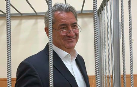 Алан Марзаев прибыл в уфимское СИЗО. Ближайшие пару месяцев он будет сидеть в тюрьме на Достоевского.  Как нам стало известно 14 августа бывшему вице-премьеру Башкирии Алану Марзаеву продлили арест на 2 месяца. Такое решение принял Ленинский районный суд Уфы. Как поясняет наш источник пока не ясно где будут рассматривать дело г-на Марзаева. Между тем следователи и прокуроры настаивают, чтобы судили г-на Марзаева в Москве, чтобы исключить конфликт интересов.  Г-н Марзаев был задержан в конце сентября прошлого года. Бывшему вице-премьеру вменяют получение взятки в размере 37 миллионов рублей.  Честный репортаж