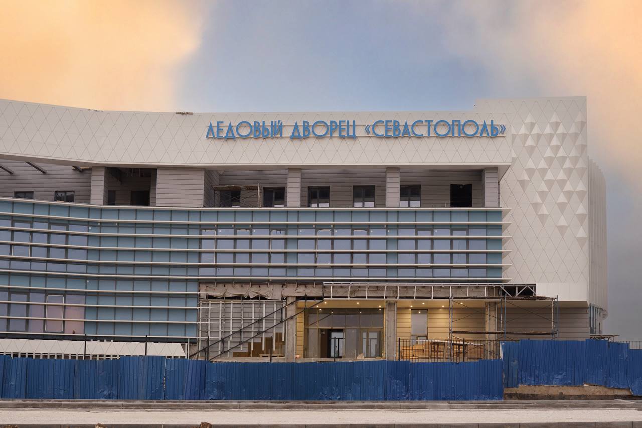 Севастопольский ледовый дворец готовят к испытанию холодом Специалисты завершили формирование первого тёплого слоя ледового поля Он защищает основание от промерзания Это критически важно для сохранения целостности конструкции катка В ближайшее время планируется залить технологический слой охлаждения после чего начнутся испытания холодильного оборудования Уже на этой неделе на площадку частично поступит вентиляционное оборудование монтаж которого займёт до трёх недель сообщили в правительстве города Ледовый дворец в районе пересечения улицы Генерала Мельника и Лабораторного шоссе представляет собой многофункциональный спортивный комплекс катком акробатическим и хореографическим залами Общая площадь ледового поля около двух тысяч квадратных метров зрительские трибуны будут вмещать до 750 человек Севкор теперь в MAX Читайте Севкор