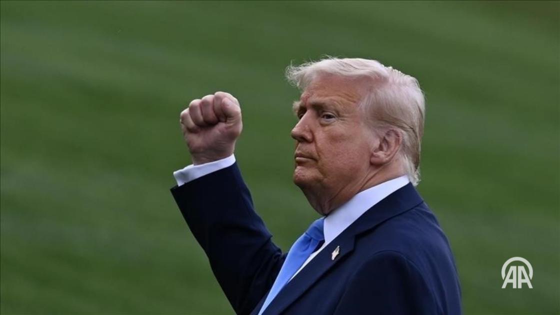 Президент США Дональд Трамп комментируя рейд Иммиграционной и таможенной полиции ICE на завод Hyundai LG в штате Джорджия призвал иностранные компании соблюдать миграционные законы страны и предоставлять рабочие места американцам В заявлении на платформе Truth Social Трамп отметил что инвестиции в США приветствуются однако подчеркнул необходимость найма работников законными путями От всех иностранных компаний мы требуем уважения к нашим миграционным законам Взамен мы ждем что вы будете нанимать и обучать американских рабочих написал Трамп Подробнее на нашем сайте http v aa com tr 3680921 24 7 в сутки с Агентством Анадолу