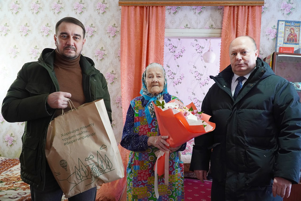 Сегодня 101 й день рождения отмечает Анна Федоровна Петренко проживающая в с Кокаревке С этим знаменательным днем долгожительницу поздравили первый заместитель главы администрации Россошанского района Сергей Сайков глава Новопостояловского сельского поселения Дмитрий Заречнев Они передали Анне Федоровне письмо с поздравлением от Президента Российской Федерации и пожелали доброго здоровья мира тепла и поддержки близких РоссошанскийРайон