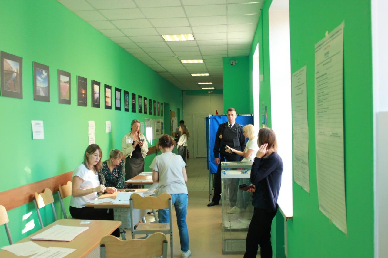 Самый густонаселенный муниципалитет Петербурга по числу избирателей МО 65 Там насчитали 131 7 тысячи человек с правом голоса На втором месте МО Город Колпино 111 9 тысяч избирателей На третьем месте МО Южно Приморский 104 2 тысячи избирателей Меньше всего в МО Поселок Серово Там Горизбрком насчитал 74 избирателя Тем временем впервые в истории Петербурга численность избирателей перешагнула отметку в 4 млн Подробнее на ЗАКС Ру