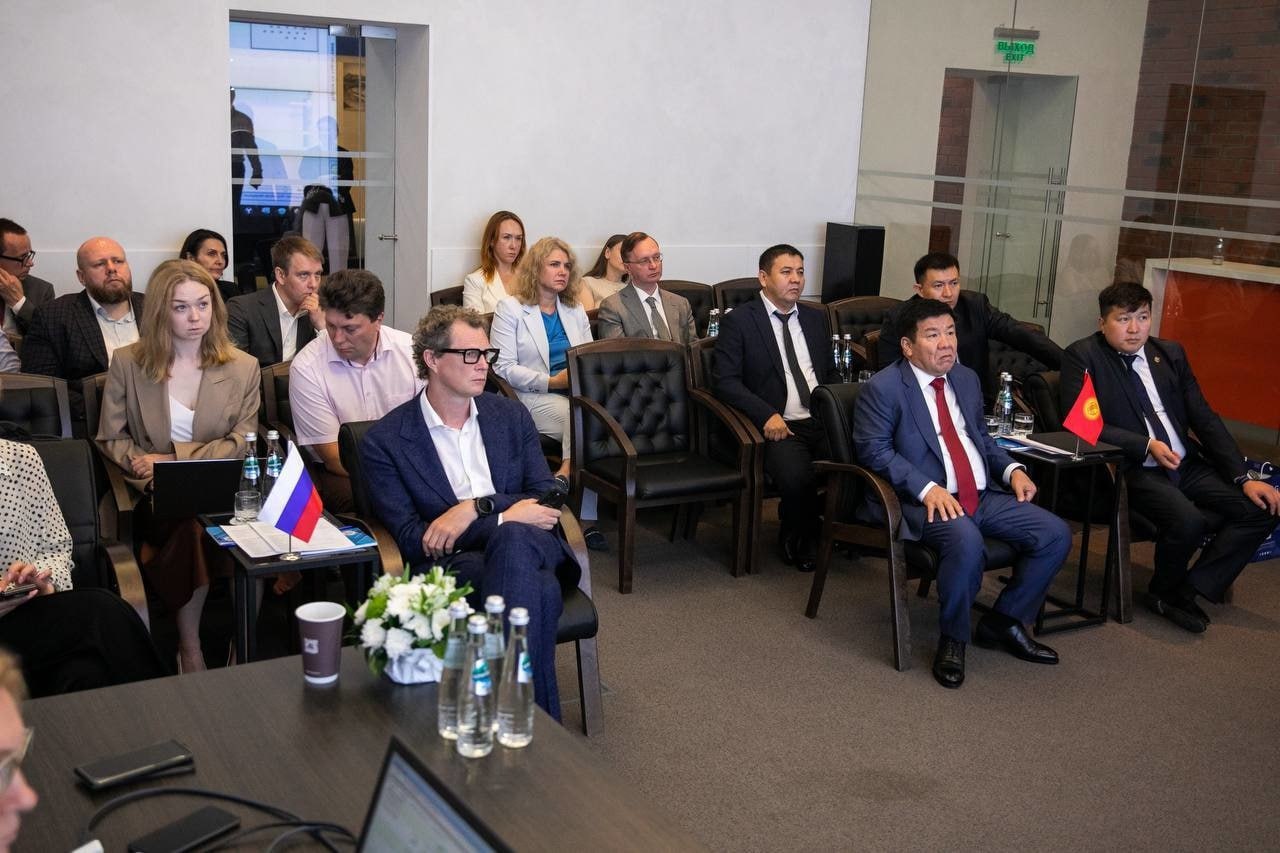 Председатель Государственной налоговой службы КР Алмамбет Шыкмаматов 8–9 июля 2025 года в рамках рабочей поездки в Москву провёл встречу с руководителем Федеральной налоговой службы России Даниилом Егоровым. Об этом сообщила пресс-служба ГНС. Стороны обсудили реализацию совместных программ по развитию цифровых решений в сфере аналитической налоговой базы, а также договорились о регулярном обмене опытом, обучении и повышении квалификации сотрудников налоговых органов двух стран.