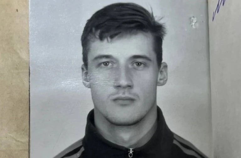 Главарь кровожадной банды «шубников» снова попал за решетку в Самаре: его подвело неожиданное хобби Виталий Кузнецов в 90-е убивал торговцев Кировского рынка ради шуб. Поэтому группировку называют «шубниками». После выхода из тюрьмы в 2012 году бывший главарь банды попытался начать новую жизнь, занявшись бизнесом. Он затаился почти на 13 лет. Но в апреле 2025 года 53-летний Кузнецов был задержан из-за выращивания наркотического растения. Об этом сообщил источник KP.RU. В далеком 1996 году бандиты его банды расправлялись с целыми семьями, а потом отбирали товар и деньги. Часть палаток на Кировском рынке временно закрылась. Тогда Виталий Кузнецов работал милиционером в отделе по предупреждению краж автотранспорта областного ГУВД и использовал свои связи для нападений. Он снабжал преступников формой сотрудников ГАИ, они останавливали на дороге челноков, а Кузнецов стрелял жертвам в голову.