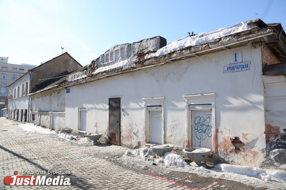 В Литературном квартале Екатеринбурга начали сносить старинные здания из кирпича. На их месте вырастет жилой квартал с отелем. Проект реализует «Брусника», которая приобрела участок в границах улиц Первомайской, Горького и Пролетарской еще в 2019 году. Памятники архитектуры, которые есть на указанной территории, затронуты не будут.   По данным DK.RU, демонтаж объектов на участке будет произведен с одобрения Госохраны. Возводимый на этой территории комплекс зданий «Гранд Отель Екатеринбург» будет состоять из пяти квартальных блоков. Два из них — отель, три — жилье. Первые этажи домов традиционно займут кафе и рестораны. Также проектом предусмотрены закрытые дворы-террасы. В усадьбе фабриканта Злоказова на Пролетарской, 3 предполагается открыть частную школу.  Ранее писал JustMedia.ru в Литературном квартале девелопер может снести 13 зданий, которые не представляют исторической ценности.