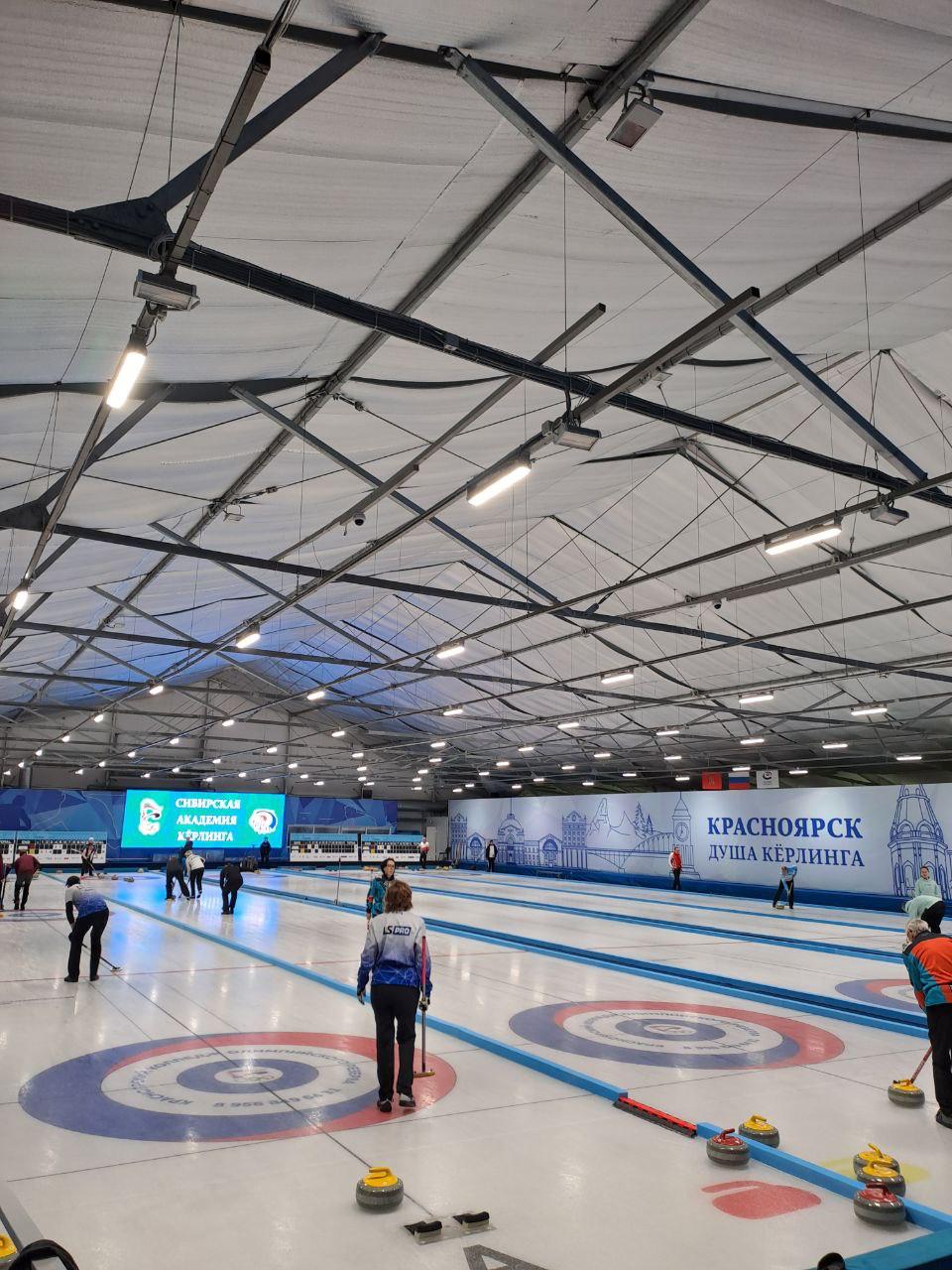 Сегодня 2 ноября стартуют соревнования на льду в рамках международного фестиваля Кубок Сибирской академии кёрлинга продолжаются Соревнования проходят в трех дисциплинах соло International Grand Cup Krasnoyarsk 2025 сеньоры Masters Curling Cup Krasnoyarsk 2025 смешанные пары Twins Stones Curling Cup Krasnoyarsk Программа фестиваля 2 ноября 08 30 начало соревнований 13 00 торжественное открытие 3 ноября 08 30 начало соревнований 4 ноября 08 30 начало соревнований 18 50 церемония награждения Внимание организованы ТРАНСЛЯЦИИ СОРЕВНОВАНИЙ в группе Вконтакте Федерации кёрлинга Красноярского края