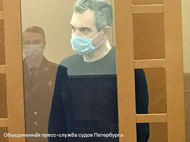 Имущество экс-замначальника ГУФСИН по Петербургу по иску Генпрокуратуры обратили в доход государства. Вот неполный список того, что суд изъял у Сергея Мойсеенко:   8 земельных участков в ЛО.   Автомобили: Toyota Land Cruiser  2010 , Jaguar XTYPE  с испанскими номерами .   Недвижимость: два дома и баня в ЛО, доли в здании и участке в Калининградской области; 2 участка, дом и апартаменты в Испании. Аннулирован договор дарения квартиры в Калининграде.  Взыскано деньгами:   3,19 млн рублей — эквивалент Harley-Davidson  2011  и Toyota Camry  2010 .   2 млн рублей — стоимость второго Harley-Davidson  2013 .   6,42 млн рублей — за Dodge Sprinter  2007  и Range Rover Sport  2013 .   5,37 млн рублей — за два BMW X5  2007 и 2010 .  В 2021 году Мойсеенко, курировавший строительство СИЗО «Кресты-2», был приговорен к 18 годам колонии строгого режима за взятки на 710 млн рублей от подрядчиков и организацию убийства подчиненного, раскрывшего коррупционные схемы.