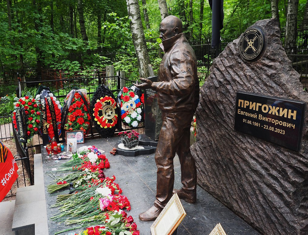 Семья Евгения Пригожина собирается установить памятник на месте гибели бизнесмена Родственники петербургского бизнесмена Евгения Пригожина погибшего 23 августа 2023 года планируют установить ему памятник на месте крушения самолета Мать предпринимателя Виолетта Пригожина заявила Фонтанке что они с сыном Павлом приобрели участок в Тверской области для установки памятника Сроки размещения не уточняются Она отметила что пока никто не знает что случилось с бизнес джетом Embraer Legacy Павел Пригожин не раз задавал вопросы о расследовании дела Евгений Пригожин похоронен в Санкт Петербурге Памятник на его могиле открыли 1 июня 2024 года Фото Александр Чиженок Коммерсантъ kommersant spb