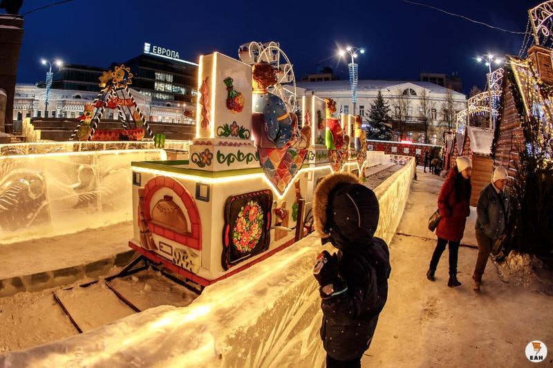 Екатеринбург может отказаться от ледовых скульптур в новогоднем городке Глава департамента культуры Екатеринбурга Илья Марков не исключил что в будущем из за потепления вместо льда в новогоднем городке будут использовать другие материалы Видимо это будет необходимо в ближайшее время В городе все каркасы либо деревянные либо пластик либо металл Также пользуемся снежными пушками как на горнолыжных трассах но все таки надеемся на лед сообщил Марков корреспонденту ЕАН По словам Маркова в некоторых городах миллионниках уже отказались от льда Если погода не позволяет заготовить лед в Екатеринбурге его привозят с севера региона Главный синоптик Галина Шепоренко добавила что осень на Урале выдалась теплой и заморозков пока не ожидается что может потребовать пересмотра планов по возведению новогодних скульптур EanNews