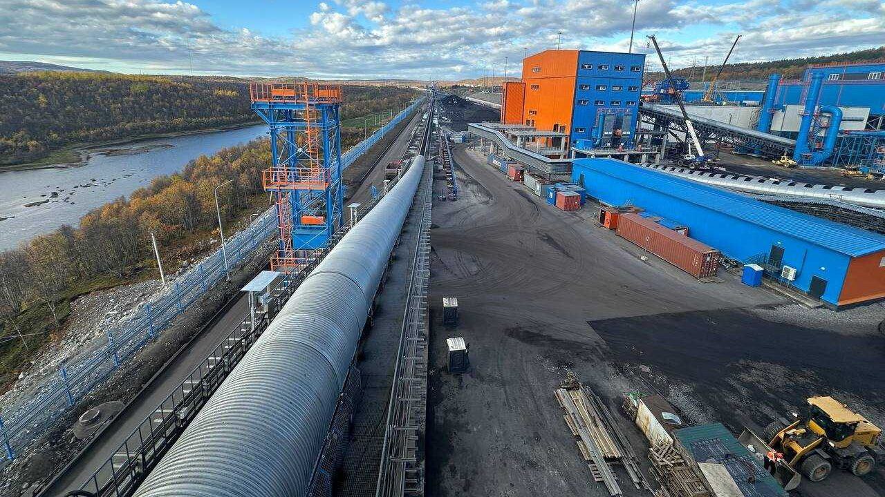 Строительство порта Лавна и Мурманского транспортного узла идет по графику Строительство объектов торгового порта Лавна якорного проекта Мурманского транспортного узла идёт по графику и находится на завершающей стадии Об этом сообщил в своем Телеграм канале губернатор Мурманской области Андрей Чибис Лавна это современный угольный порт который позволит перенести перевалку угля из центра Мурманска на западный берег Это было одним из главных запросов жителей Кроме того провозная способность к порту Мурманск будет составлять 45 миллионов тонн в том числе 18 миллионов по новой железной дороге на западный берег написал губернатор Также во время рабочей встречи с руководством АО Центр развития портовой инфраструктуры и ООО Антей обсуждалась реализация проекта Профессионалитет и о сотрудничество с Мурманским морским рыбопромышленным колледжем им И И Месяцева Продолжаем модернизировать образовательные пространства и готовим высококвалифицированные кадры для русской Арктики отметил Чибис   Подписаться на Медиапалубу