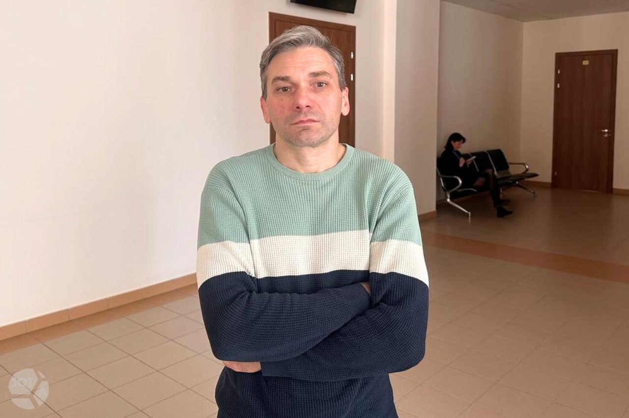 К 2 5 годам ограничения свободы и штрафу приговорили петербуржца Николая Трофимова за облитые краской флаги и портрет участника СВО Санкт Петербургский городской суд признал Николая Трофимова виновным по статьям о реабилитации нацизма и осквернении символов воинской славы и назначил ему 2 года и 6 месяцев ограничения свободы и штраф 700 тысяч рублей передает наш корреспондент в суде Ранее коллегия присяжных вынесла вердикт подсудимый виновен по всем пунктам обвинения в осквернении флага надругательстве над Знаменем Победы и нанесении краски на билборд с изображением участника СВО Героя России Михаила Харазова Мужчине запрещено покидать постоянное место жительства с 22 00 до 6 00 покидать границы муниципалитета и участвовать в публичных мероприятиях Осужденный также должен дважды в месяц отмечаться в правоохранительных органах Удивительно Я ожидал более жесткого приговора Оказалось что тут прям островок правосудия сказал Трофимов после вынесения решения В прениях прокурор запрашивала ему штраф и 4 года 5 месяцев ограничения свободы Петербуржца Николая Трофимова задержали 11 мая 2024 года и отправили в СИЗО 6 июня суд изменил меру пресечения на домашний арест По версии следствия обвиняемый 4 и 9 мая 2024 года облил из шприца Знамя Победы и флаг России черной краской Фото SOTAvision