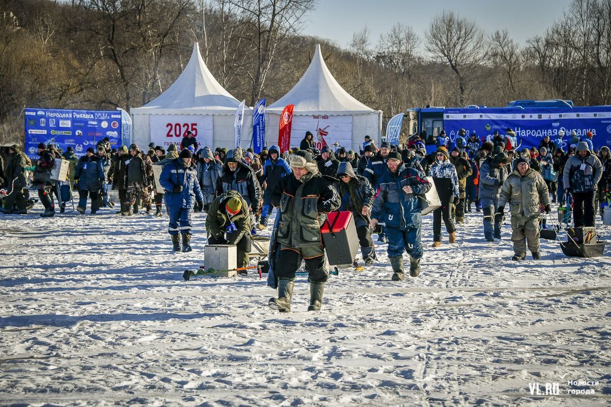 В Приморском крае состоялись Краевые Рыболовные соревнования "Народная Рыбалка 2025"   14-я по счёту, посвящённая году Защитников Отечества и юбилею Победы. Участие приняли более 500 рыбаков любителей.  Участие в соревнованиях  бесплатное. Разыграли 7 призовых номинаций. Призовой фонд от Федерации и партнёров — более миллиона рублей. Главный приз — Большая Лодка с мотором.