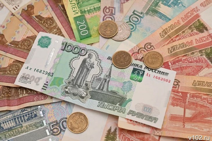 ЦБ РФ предложили изъять в бюджет сотни млн рублей умерших россиян Финансовые средства умерших россиян предложили передать в федеральный бюджета По информации Парламентской газеты соответствующая инициатива направлена в ЦБ РФ представителем петербургского законодательного собрания По оценке парламентариев бюджет может пополниться несколькими сотнями миллионов рублей На текущий момент средства погибших граждан не имеющих наследников зависают в банках Депутаты предлагают изъять их у коммерсантов и пустить их на пользу государства В России законодательство уже сейчас позволяет признавать выморочным имуществом дома квартиры и машины однако вопрос с финансовыми средствами окончательно так и не был зарегулирован нормативно правовой базой