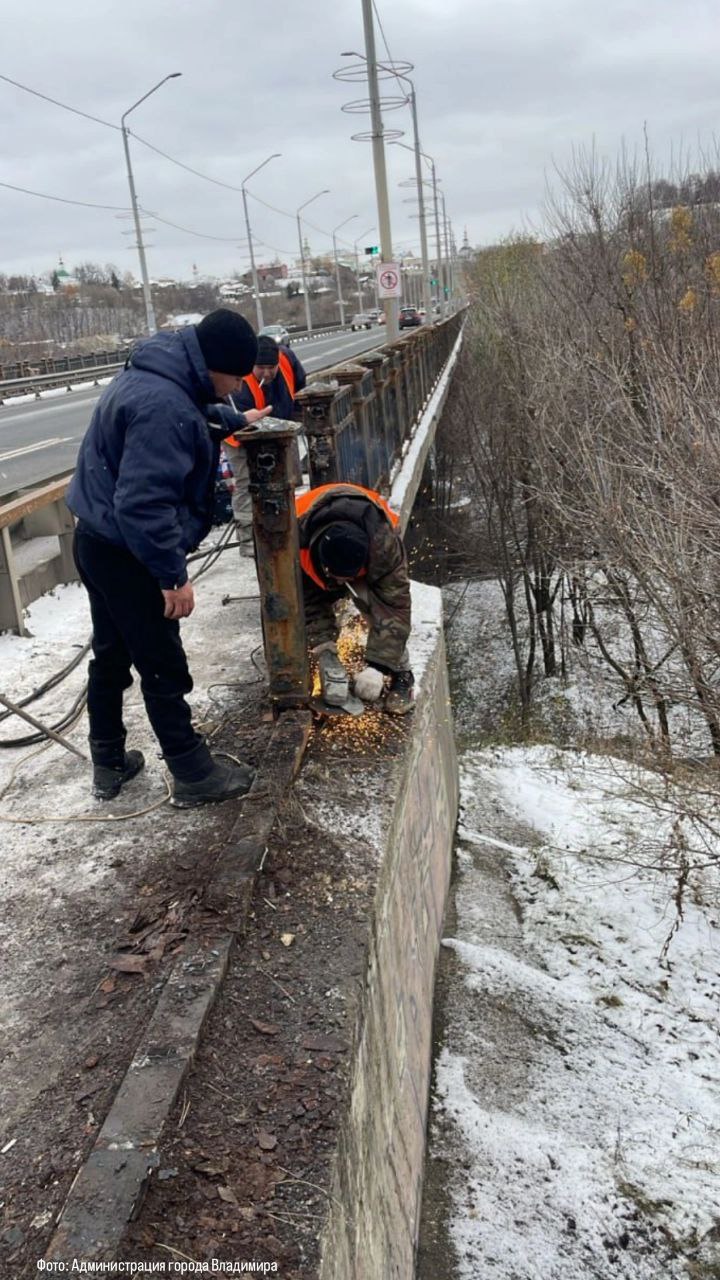 На мосту через Клязьму начали разбирать старые перила   По тротуару, где идут работы, проход запрещен.