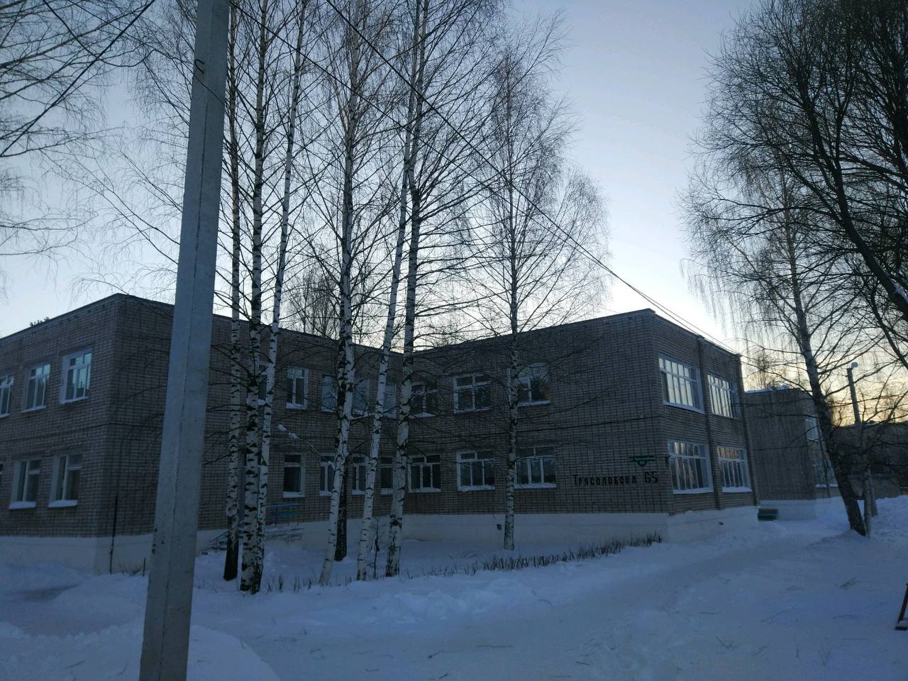 В пермском детском саду дети за заболели сальмонеллёзом Несколько воспитанников сада 394 на Гайвинской 9 попали в больницу По словам родителей у детей наблюдались высокая температура тошнота и диарея После первых случаев заболевания 2 февраля через два дня объявили карантин Роспотребнадзор по Пермскому краю подтвердил информацию и проводит расследование Руководство детсада уже расторгло договор с поставщиком питания   Подписаться   Дать буст Мы в MAX