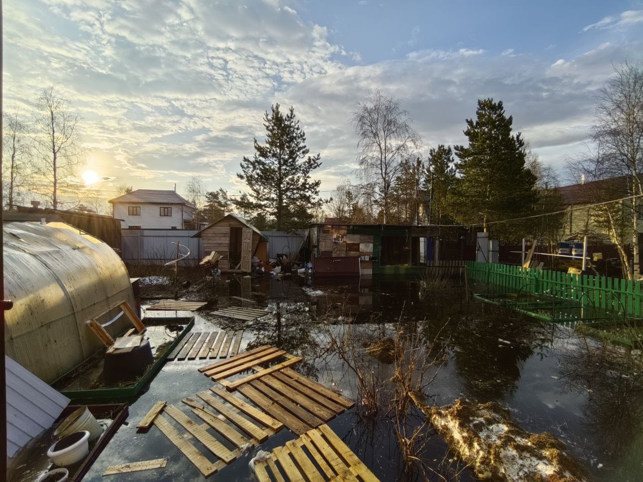 Дальние дачи в Тарко-Сале продолжает топить Местные жители в городском чате сообщают, что на утро 4 июня вода снова прибыла. Ждем официальный комментарий Телеграм / Единая линия по подтоплению/ТАРКО-САЛЕ Подписаться Прислать новость Дать «буст»