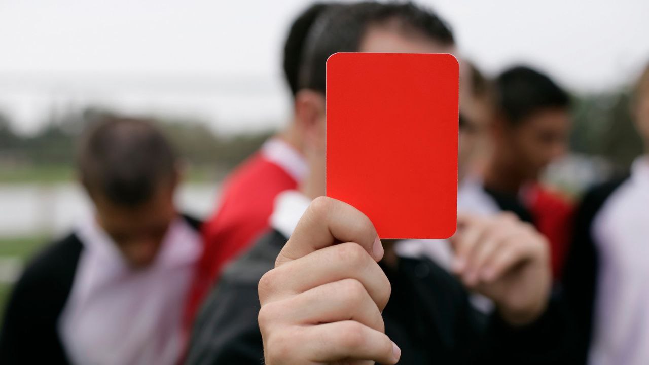 ДоходыРасходы чиновник В Кировской области по материалам прокуратуры досрочно прекращены полномочия муниципального служащего из за нарушений законодательства о противодействии коррупции Прокуратура Шабалинского района выявила что в 2024 г на расчетный счет главы администрации Высокораменского сельского поселения и ее супруга поступили денежные средства в размере 3 9 млн рублей Вместе с тем законность их происхождения муниципальным служащим не подтверждена Прокурор внес представление полномочия чиновника досрочно прекращены В 2025 году прокуратура Кировской области выявила более 2 2 тыс нарушений законодательства имеющих коррупционную составляющую Зарегистрировано более 200 преступлений коррупционной направленности в том числе 45 фактов взяточничества По требованиям прокуроров к дисциплинарной и административной ответственности привлечено 850 должностных лиц 14 из них уволены в связи с утратой доверия прокуратураКировскойобласти нетКоррупции противодействиеКоррупции