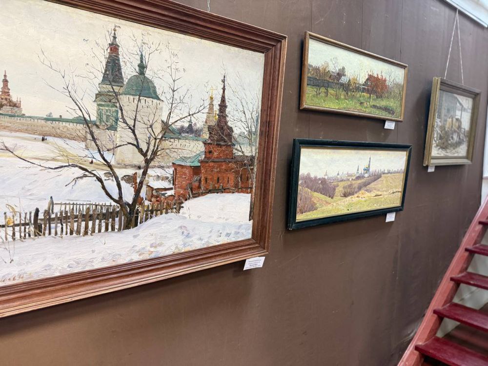 В «Арт-Базе» открылась выставка, посвящённая вековому юбилею Московского академического художественного училища памяти 1905 года Экспозиция представляет работы выпускников училища разных лет, среди которых немало известных сергиевопосадских художников. Здесь можно увидеть полотна Николая Барченкова, Николая Беляева, Бориса Лискова, Дмитрия Воронцова, Валерия Секрета и Анатолия Власова, а также многих других талантливых мастеров. Выставка — это прекрасный повод вспомнить о вкладе МАХУ в развитие художественной культуры и увидеть воочию работы, созданные выпускниками разных поколений. Разнообразие стилей и техник, представленных на выставке, демонстрирует богатую историю и традиции училища. Церемонию открытия посетил депутат Государственной Думы Сергей Пахомов. «Часто здесь бываю. Всегда интересно, немного отвлёкшись от службы, попить чайку с владельцем галереи Валерием Яжуком, поговорить о живописи и не только. Частенько бывают здесь известные люди искусства. Сегодня с Юрием Хмелевским, известным скульптором, заслуженным художником Российской Федерации поговорили о его будущей выставке в Абрамцеве и о прошедшей большой в Твери. Если вдруг будем когда-нибудь устанавливать памятник императрице Екатерине II, своим указом учредившей из сёл и слобод близ Троице-Сергиевой лавры «посад под имянем Сергиевской и в нем ратушу...», то я знаю кому мы его закажем», — сообщил в социальных сетях Сергей Пахомов. Открытие выставки прошло громко, с множеством гостей. Экспозиция будет открыта для посещения до конца мая. 0+