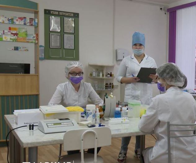 38% выпускников орловских профколледжей и техникумов сдали демонстрационный экзамен на «отлично»! В регионе завершилась проф. аттестация выпускников. Ее прошли 2383 человека. Это выпускники 25 техникумов и колледжей и 4 вузов. Демонстрировали навыки по 33 специальностям. Об этом рассказали в соцсетях Департамента образования области. И похвалились результатами: 894 выпускника получили оценку «отлично», а это, практически, каждый третий, кто сдавал демонстрационный экзамен. Кстати, в этом году добавили 9 новых специальностей: от мастера стекольных работ до токаря на станках с ЧПУ. Проверяли навыки студентов около 800 специалистов. Больше половины экспертов — представители предприятий Орловщины. С 2023 года демонстрационный экзамен стал обязательным условием для получения диплома о среднем профобразовании. Выпускники получают цифровой паспорт компетенций, отражающий результаты выполнения задания, что помогает при трудоустройстве.