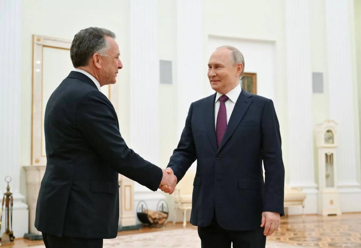 Стивен Уиткофф заявил о необходимости поддерживать прямой контакт с президентом России Владимиром Путиным «По указанию Трампа у меня была возможность контактировать с Путиным. Он — центральное действующее лицо этого конфликта. Если мы не говорим с ним, как же мы можем рассчитывать когда-либо добиться решения? Это не было бы возможным», — подчеркнул cпецпосланник главы США в интервью Breitbart News. По его словам, утверждения, будто Вашингтону не следует вести такой диалог, «нелепы». #Россия #США #Путин #Уиткофф