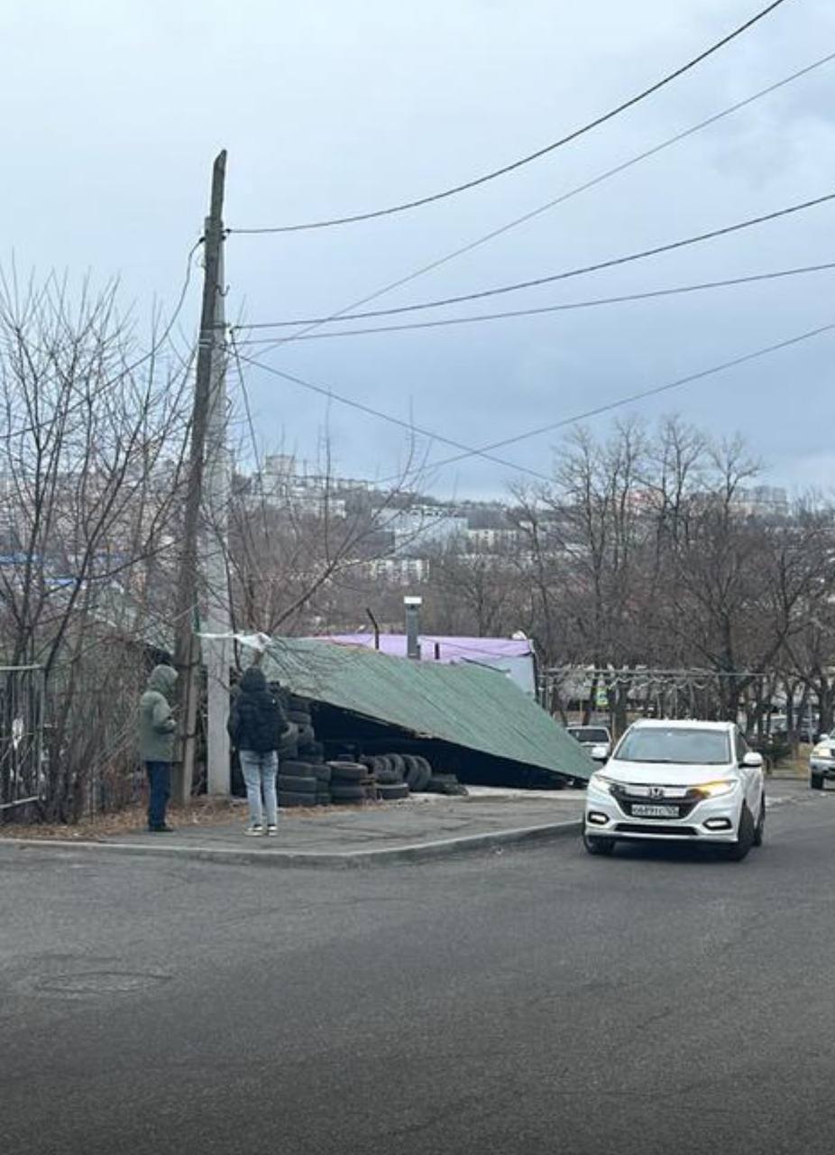 Шиномонтажке во Владивостоке  «снесло крышу» в прямом смысле этого слова. Инцидент произошел на перекрестке Луговая - Шепеткова. Видимо , «переобувать» клиентов сегодня там уже не будут  Https://