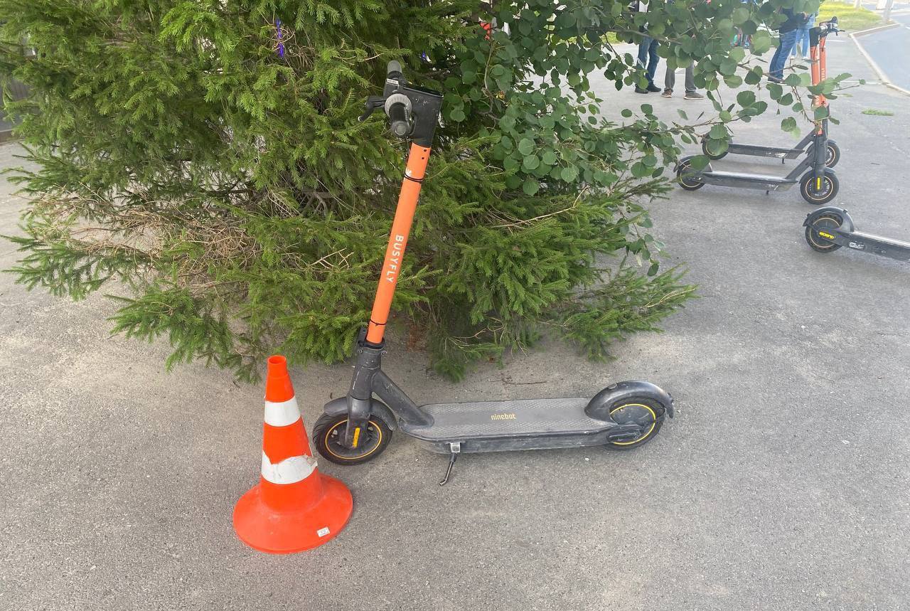В Тобольске электосамокатчица сбила на тротуаре 7-летнего пешехода и уехала с места ДТП. ДТП произошло на ул.Знаменского в 10-м микрорайоне города. Прокатным электросамокатом управляла 27-летняя тоболячка, она установлена. Мальчик получил ранения, госпитализирован в больницу. Обстоятельства ДТП выясняются.