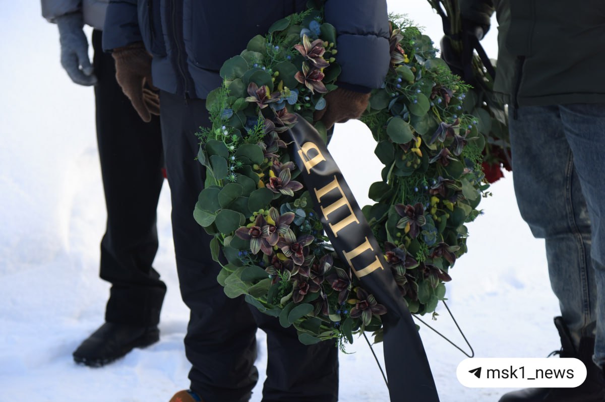 Сегодня в Одинцово прощаются с погибшим в Босфоре пловцом Николаем Свечниковым Отпевание проходит в Церкви Владимирской иконы Божией Матери на Лайковском кладбище Попрощаться с Николаем пришли его родственники и друзья Напоминаем Николай Свечников пропал во время заплыва в Турции через пролив Босфор почти полгода назад В январе его тело нашли без рук и головы MSK1 в MAX Прислать новость