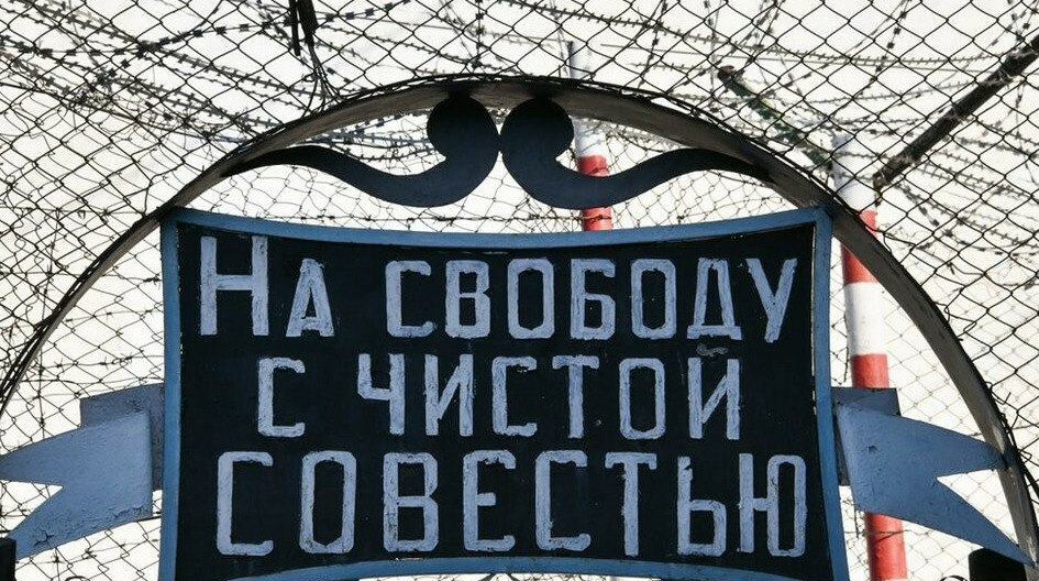 В России начали вербовку бывших осужденных для фронта В Свердловской области сотрудники ФСИН начали обходить дома граждан с судимостью предлагая им подписать контракт для участия в войне против Украины Вместе с ними на встречи приходили представители военкоматов   Прислать новость