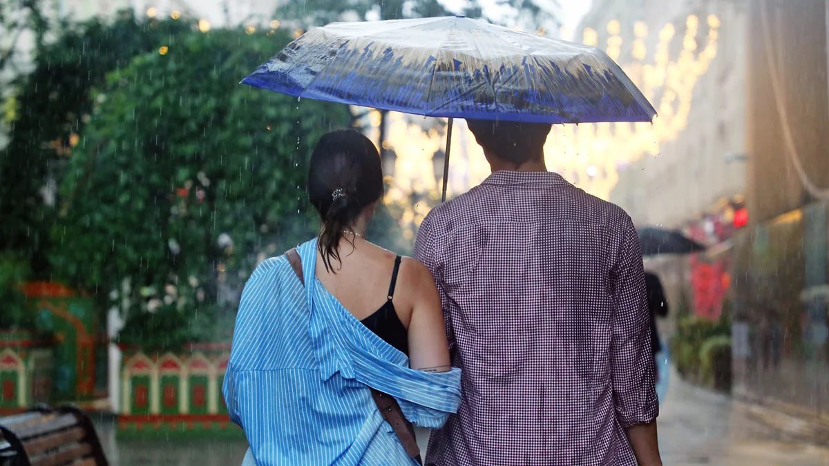 Приставы Елабуги задержали неплательщицу позвав ее на свидание Женщина имела долги по алиментам на сумму 120 тыс руб Один из приставов через соцсети представился ее поклонником и договорился о встрече Жительницу Елабуги задержали на нее составили протокол по ч 1 ст 5 35 КоАП РФ неисполнение обязанностей по содержанию детей и назначили 60 часов обязательных работ Женщина также должна погасить долги по алиментам Фото Коммерсантъ Екатерина Матюшина kommersantkazan