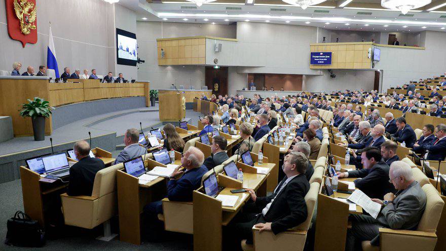 Государственная Дума приняла в первом чтении важный законопроект о предоставлении социальных гарантий женщинам, удостоенным звания «Мать-героиня» Основные положения: Признание особых заслуг женщин, родивших и воспитавших 10 и более детей; Выбор получение социальных льгот или ежемесячной выплаты в размере 72 403,79 ₽ с ежегодной индексацией; Особый порядок выхода на пенсию. При любом выбранном варианте сохраняется право на получение части льгот: на внеочередное бесплатное оказание медицинской помощи в медицинских организациях государственной и муниципальной систем здравоохранения; на преимущественное бесплатное обеспечение один раз в год путевками в санаторно-курортные организации; на первоочередное получение строительных материалов для строительства индивидуальных жилых домов и для ремонта жилого помещения; на внеочередное приобретение билетов на все виды железнодорожного, водного, воздушного и автомобильного транспорта в билетных кассах, пунктах продажи перевозок, пунктах продажи билетов; на бесплатное пользование залами для официальных лиц и делегаций аэропортов и аэровокзалов, железнодорожных вокзалов и станций, морских вокзалов портов и речных вокзалов. Указанное право будет распространяться и на сопровождающее ее лицо: на бесплатное пользование залами для официальных лиц и делегаций аэропортов и аэровокзалов, железнодорожных вокзалов и станций, морских вокзалов портов и речных вокзалов; на бесплатные профессиональное обучение и дополнительное профессиональное образование в порядке, установленном законодательством Российской Федерации. Регионы смогут дополнять меры поддержки за счёт собственных бюджетов. Это решение — ещё один шаг к системной поддержке семьи, материнства и детства. #ГосДумаРФ #ГосударственнаяДума #ОльгаКоробова #ЕдинаяРоссия #ЕР