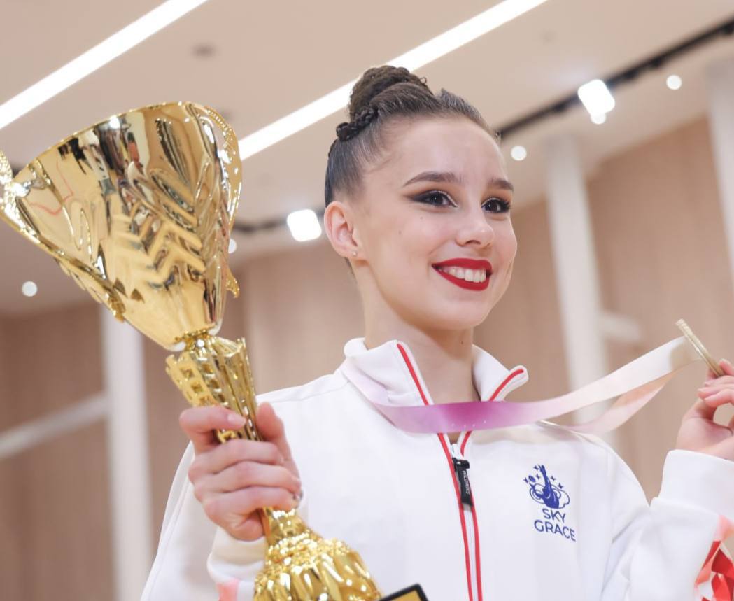 Петербурженка Мария Борисова стала абсолютной чемпионкой 2-го этапа международных соревнований по художественной гимнастике «Кубок Сильнейших» в индивидуальной программе    На турнире в Краснодарском крае спортсменка завоевала 5 золотых медалей: одну — в многоборье, набрав в сумме 124,30 балла, и четыре — в финалах отдельных видов: за упражнения с обручем, мячом, булавами и лентой.  Просто невероятно крутой результат! Поздравляю