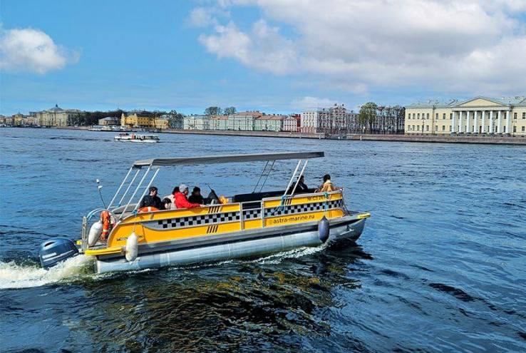 В центре Санкт-Петербурга заработала паромная переправа 11-местные тримараны курсируют каждые 10 минут между причалом «Спуск со львами» на Адмиралтейской наб., 2 у Дворцового моста и Петропавловской крепостью Мытнинская набережная . Паромная переправа «Желтая линия» появилась в 2022 г. из-за закрытия Биржевого моста на ремонт. Однако она так полюбилась туристам и жителям города, что продолжает работать по сей день, хотя ремонт моста уже завершен. Переправа открыта ежедневно с 11 до 19 часов. Время в пути составляет 7 минут. На борту тримаранов размещены мягкие диваны, также они оборудованы откидным тентом на случай дождя.