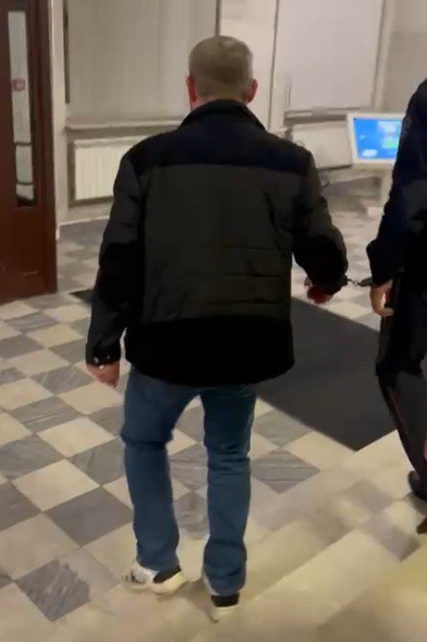 Жителю Ленинградской области предъявлено обвинение в мошенничестве при ремонте научно исследовательского судна Следователями третьего отдела по расследованию особо важных дел Западного межрегионального следственного управления на транспорте СК России предъявлено обвинение жителю Ленинградской области 1979 года рождения в совершении преступления предусмотренного ч 4 ст 159 УК РФ мошенничество в особо крупном размере По версии следствия в период с октября 2022 по август 2023 года при исполнении государственного контракта на выполнение работ по капитальному ремонту научно исследовательского судна обвиняемый в группе с иными лицами путем предоставления документов об оплате как завышенных объемов работ так и фактически невыполненных похитил бюджетные денежные средства в сумме более восьми миллионов рублей выделенных в рамках национального проекта Наука и университеты В настоящее время мужчина задержан решается вопрос об избрании ему меры пресечения В целях изъятия предметов и документов имеющих значение для уголовного дела в офисах организаций расположенных на территории Санкт Петербурга Ленинградской области Москвы и Калининградской области а также по месту жительства их работников проведено более 20 обысков Расследование проводится при оперативном сопровождении УТ МВД России по СЗФО и силовой поддержке Росгвардии  Следственной группой Западного МСУТ СК России проводятся следственные действия направленные на выяснение всех деталей произошедшего а также установление иных лиц причастных к совершению мошеннических действий подписаться
