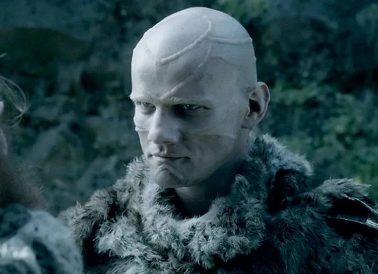 На Украине запретили показ 4 го сезона сериала Игра Престолов поскольку там снимался русский актёр Юрий Колокольников Он уже удалён из местных стриминговых сервисов Также под раздачу попали 3 й сезон сериала Белый лотос фильмы Довод и Крейвен охотник А ведь Колокольников подданный Канады