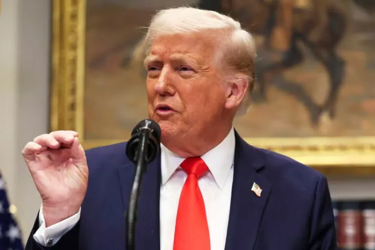 Трамп обрушился с критикой на Испанию заявив что дела в ней обстоят плохо Кто нибудь обращал внимание насколько плохо обстоят дела в Испании Их финансовые показатели несмотря на практически нулевой вклад в НАТО и собственную оборону просто ужасающие Печально на это смотреть написал Трамп на своей странице в соцсети Truth Social