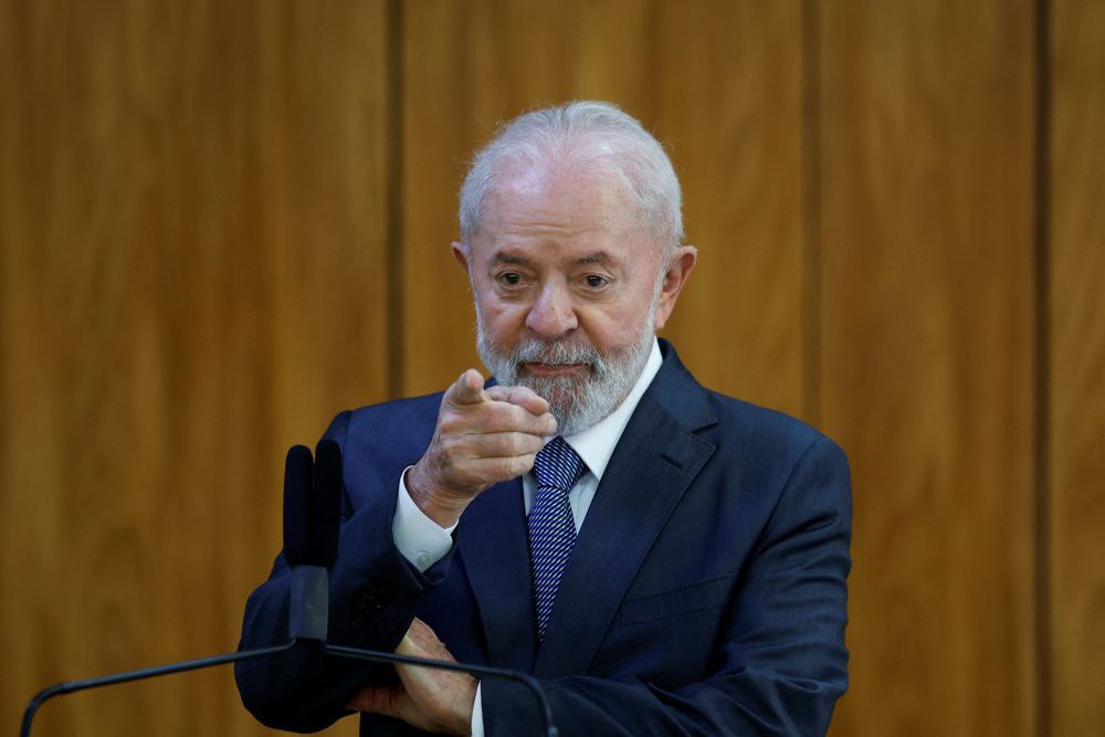 Владимир Зеленский посылал президенту Бразилии Луису Инасиу Луле да Силве письма с просьбой об организации встречи, однако так и не получил никакого ответа. Об этом написала бразильская газета Metropoles, ссылаясь на дипломатические источники. По их данным, одно из писем Зеленский послал 27 октября 2023 года, когда глава Бразилии отмечал 78-летие. Украинский политик также просил Лулу да Силву пригласить его на саммит Группы двадцати, который проходил в Рио-де-Жанейро в октябре 2024 года. Но в итоге представителей Украины там не было. Когда на Украине узнали о намерении бразильского лидера прибыть в Москву по случаю 80-й годовщины Победы в Великой Отечественной войне, то пригласили да Силву посетить Киев до поездки в Россию. Однако, на сколько известно, посещение Украины не входит в планы президента Бразилии. Фото: REUTERS