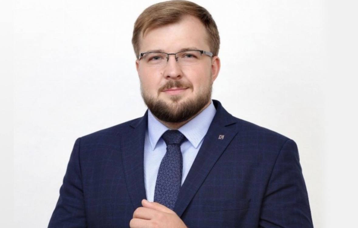 Артём Дедков экс главный архитектор ГБУ ГлавАПУ новый главный архитектор Москвы По информации источников близких к правительству города Сергей Кузнецов покинул занимаемую должность С 2011 года он прошёл путь от рядового архитектора до главного архитектора структуры В 2011 году окончил Белорусский национальный технический университет а в 2022 аспирантуру при МАРХИ Источник