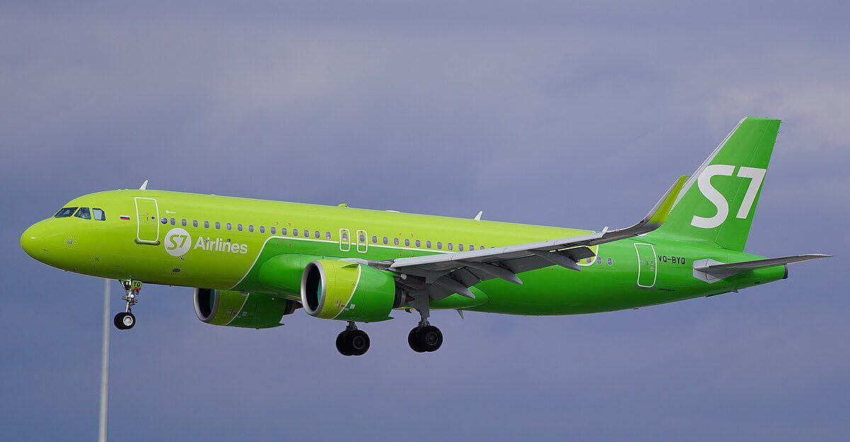S7 Airlines увеличит число рейсов из России в Казахстан С 19 мая 2025 года российская авиакомпания S7 Airlines начнёт выполнять рейсы по маршруту «Москва – Усть-Каменогорск» два раза в неделю — по субботам и понедельникам. С 15 июня запустит дополнительные рейсы по маршруту «Новосибирск – Астана». Самолёты будут летать пять раз в неделю — по понедельникам, вторникам, четвергам, субботам и воскресеньям. С 20 июня число рейсов по маршруту «Новосибирск – Алматы» увеличится до двух в день. 5 июня авиаперевозчик запустит перелеты по новому направлению: «Новосибирск – Шымкент». Рейсы будут выполняться один раз в неделю — по четвергам. Читайте также: Лоукостер FlyArystan запускает рейсы «Астана – Иссык-Куль» Logistan.info Логистика Авиаперевозки