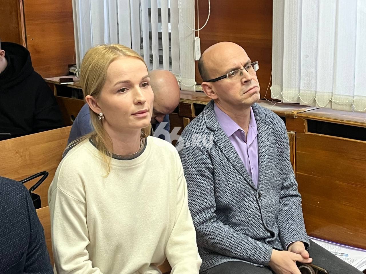 Суд продлил домашний арест экс супруге бывшего вице губернатора Ирине Чемезовой Защита просила смягчить меру пресечения так как мама Ирины больше не сможет помогать ей с детьми Сама Ирина заявила 66 RU что считает себя заложницей уголовного дела мужа По её словам деньги по туристическим грантам которые стали поводом для дела уже возвращены в бюджет а само следствие она называет давлением на многодетную семью Параллельно решается судьба и самого Олега Чемезова который с осени находится в СИЗО На фоне новостей о его плохом самочувствии в изоляторе появились слухи что до Нового года его могут отпустить под более мягкую меру Однако пока прокуратура настаивает на продлении ограничений для обоих супругов чтобы избежать затягивания процесса 66 RU Уралити Мы в MAX