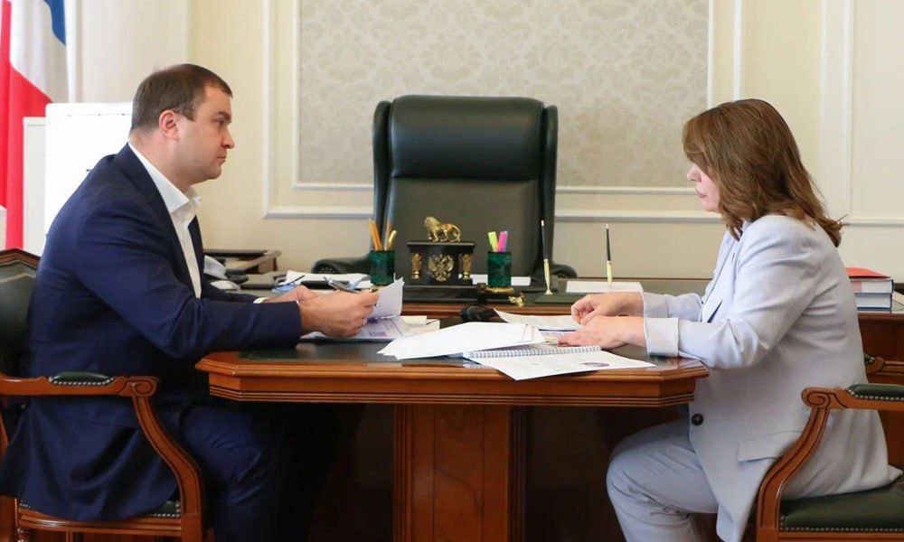 Виталий Хоценко провел встречу с омбудсменом Елизаветой Степкиной Детский правозащитник представила отчет, проанализировав обращения граждан. Большинство из них касались права ребенка на семью, образование и социальную защиту. Елизавета Степкина отметила успехи региона, включая создание областной службы «Дети в семье» и Центра содействия семейному устройству. Омская область неоднократно побеждала в федеральных грантовых конкурсах в 2024-2025 годах, получив средства на помощь семьям с детьми, развитие подростковых центров и интерактивного оборудования для детей с ограниченными возможностями здоровья, открытие центров дневного пребывания для детей-инвалидов. В 2025 году поддержка семей и профилактика социального сиротства будут продолжены. Фото: пресс-служба губернатора и правительства Омской области